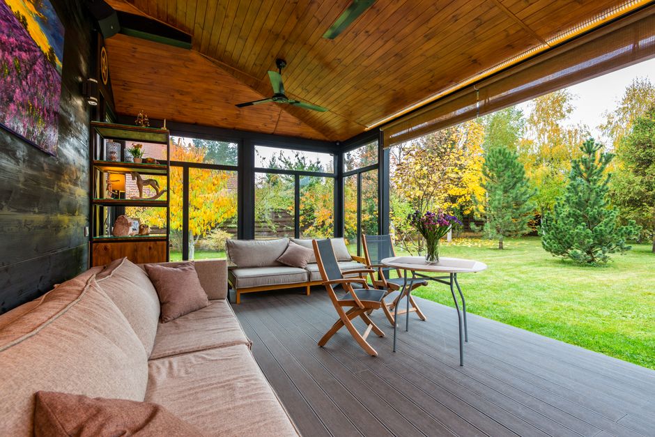 Houten eco-modulaire buitenkamer met terrasmeubels.