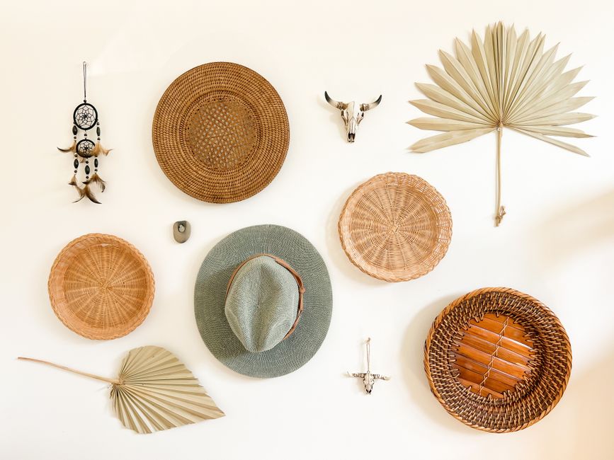 Gezellige hoek met boho Scandinavische kussens en lamp.