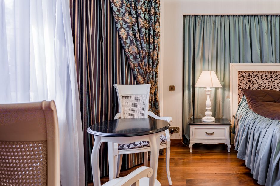 Chique, fluwelen gordijnen in hotelstijl.